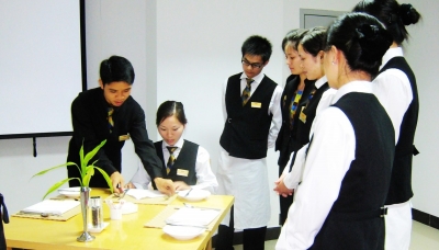 開拓創(chuàng)新勇攀新高峰，跨越發(fā)展再踏新征程——論現(xiàn)代酒店管理的創(chuàng)新與發(fā)展